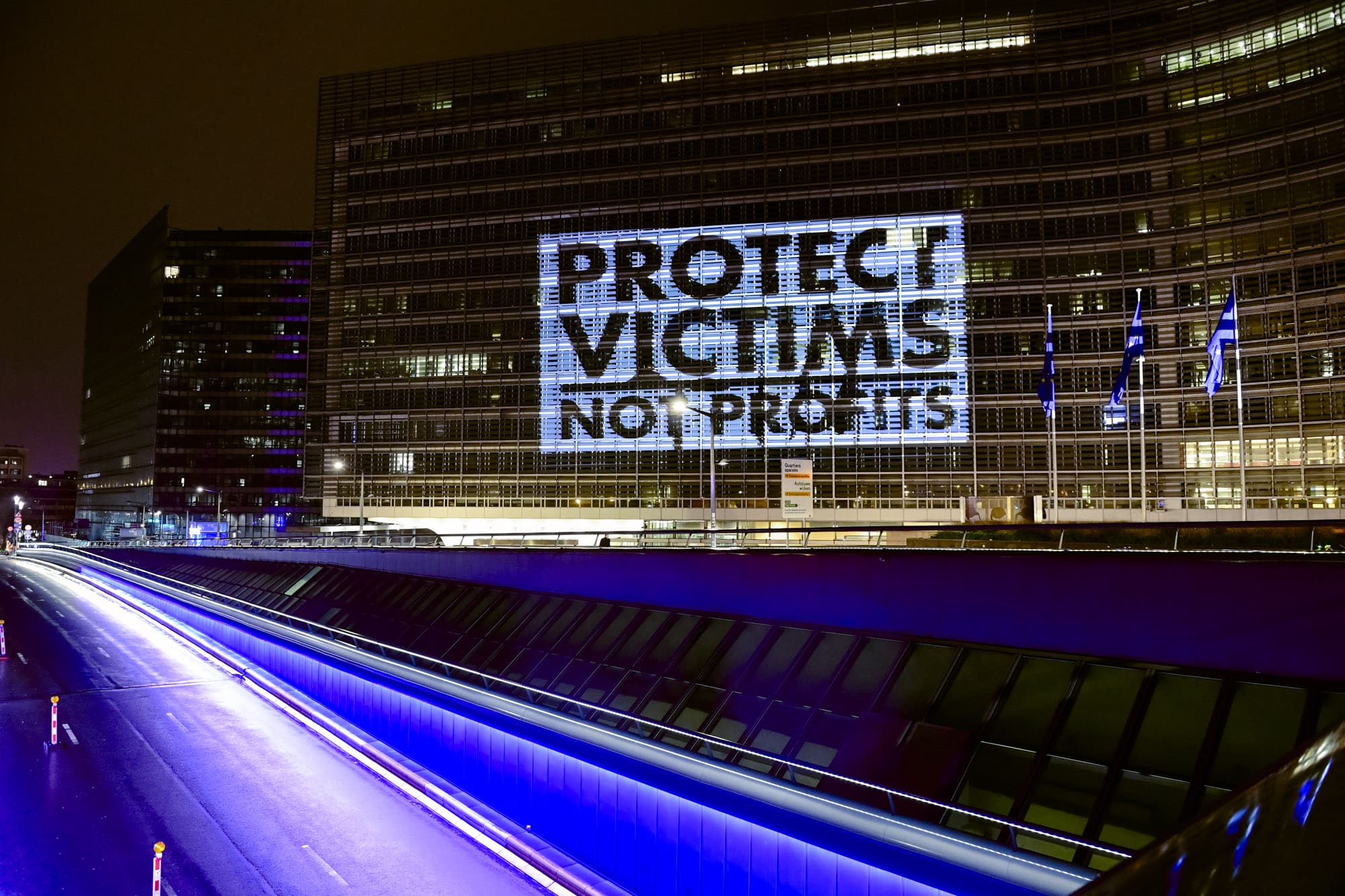 Proyección nocturna del slogan de la campaña Action Protection